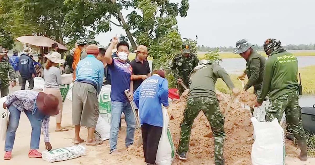 เร่งกั้นกระสอบทรายหลังพนังกั้นลำน้ำชีแตก จ่อท่วมอีก 9 หมู่บ้าน