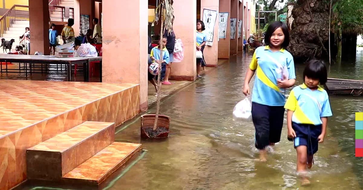 นร.นครสววรค์ ยอมเรียนในน้ำ หลังน้ำท่วมทำเปิดเทอมช้า