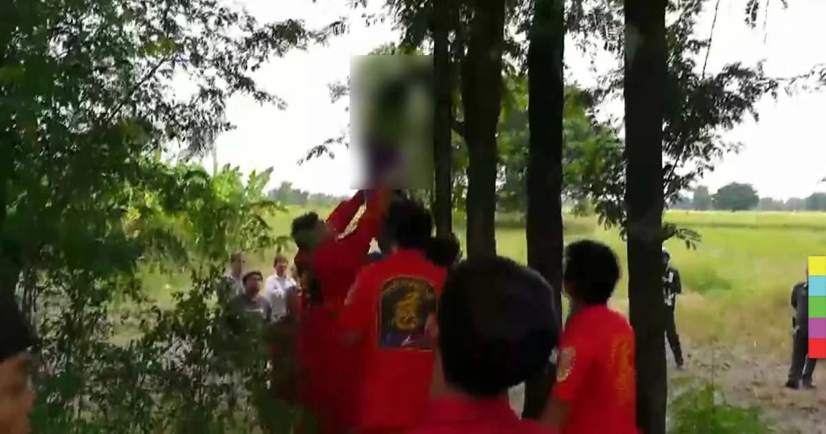 ถึงกับช็อก!! นั่งปลดทุกข์อยู่ดีๆ เจอศพผูกคอห้อยโตงเตงบนต้นไม้