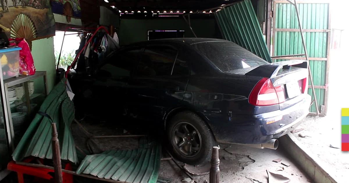 พังยับ!! เก๋งเสียหลักพุ่งชนบ้านริมถนนคลอง 4