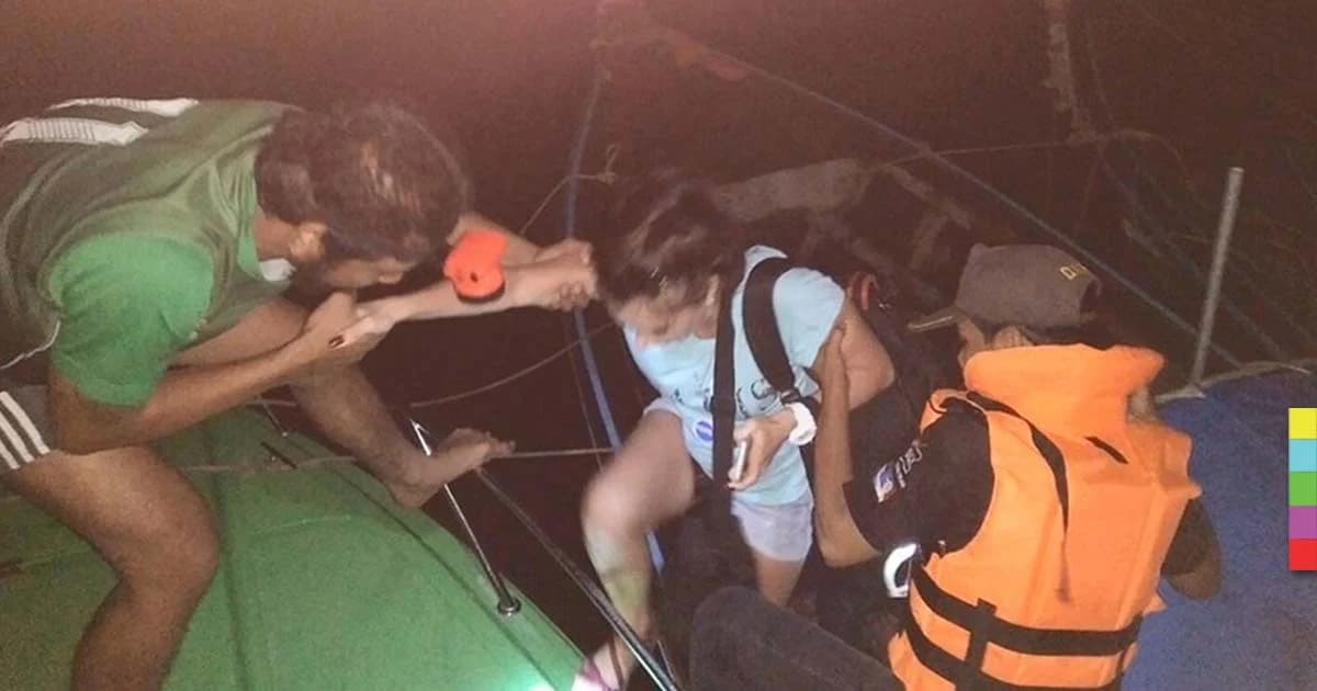 จนท.อุทยานฯ หมู่เกาะพีพี เร่งช่วย นทท. หลังเรือนำเที่ยวขัดข้อง ลอยลำกลางทะเล