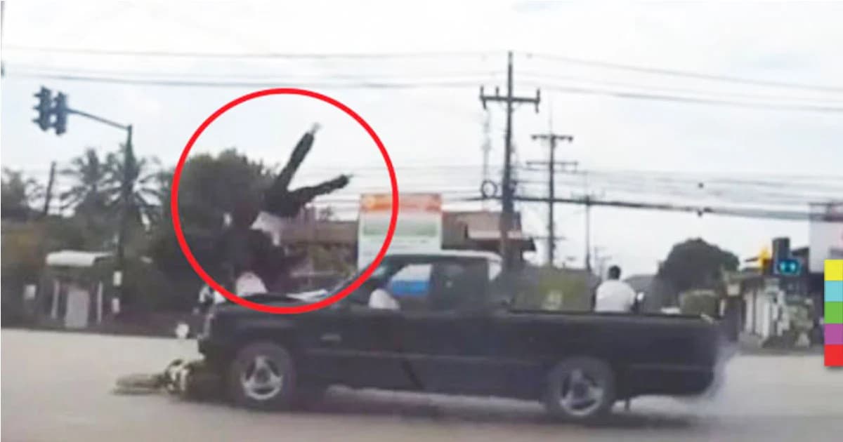 เผยคลิปนาทีระทึก ! ลุงซิ่งกระบะฝ่าไฟแดง เสย จยย. สองนักศึกษาสาว