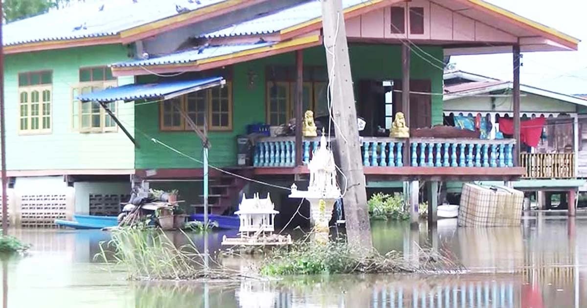 ชีช้ำ ! แม่น้ำยมลดระดับช้า บ้านเรือนริมแม่น้ำท่วมเข้าสู่เดือนที่ 5 แล้ว