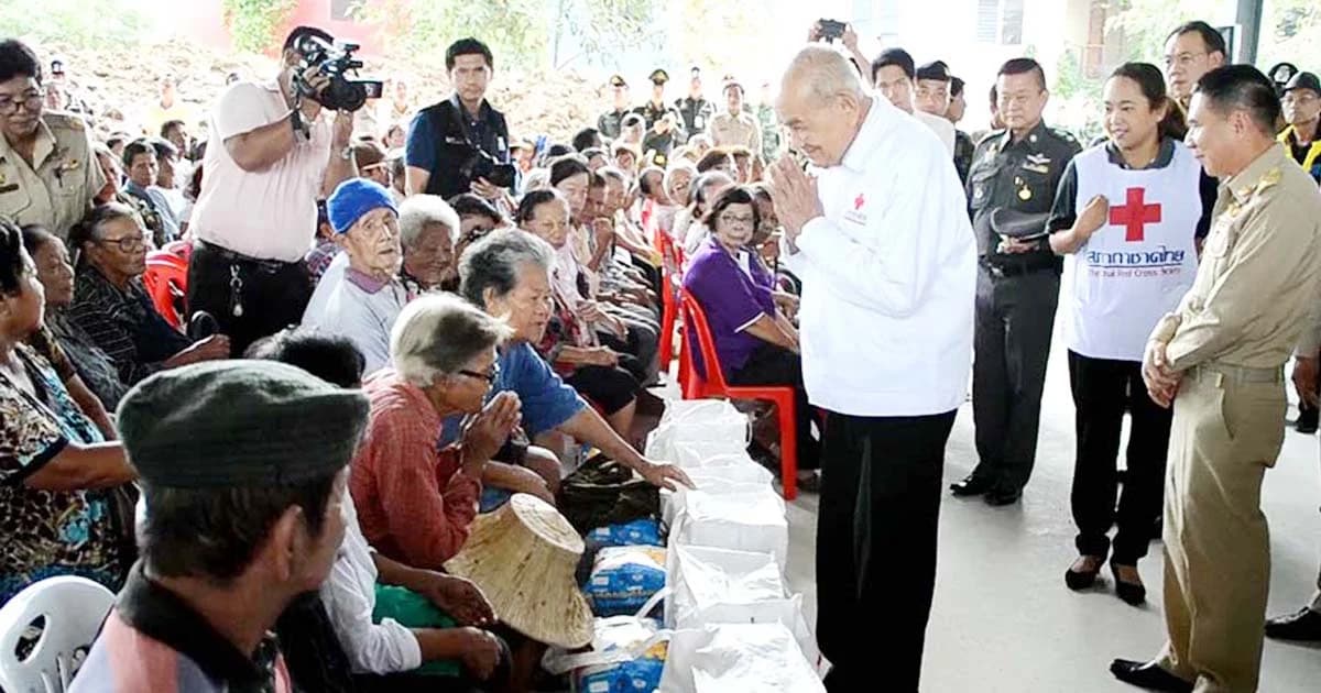 ผู้แทนพระองค์มอบถุงยังชีพสภากาชาดไทย ช่วยผู้ประสบภัยน้ำท่วม จ.อยุธยา