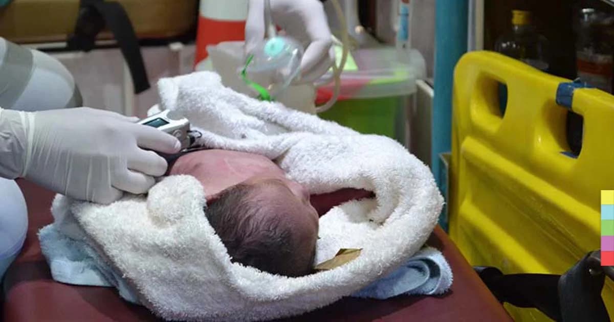 พบเด็กทารกอายุ 1 วัน ถูกใส่ในถุงผ้าวางทิ้งในพงหญ้า เร่งหาคนนำเด็กมาทิ้ง !