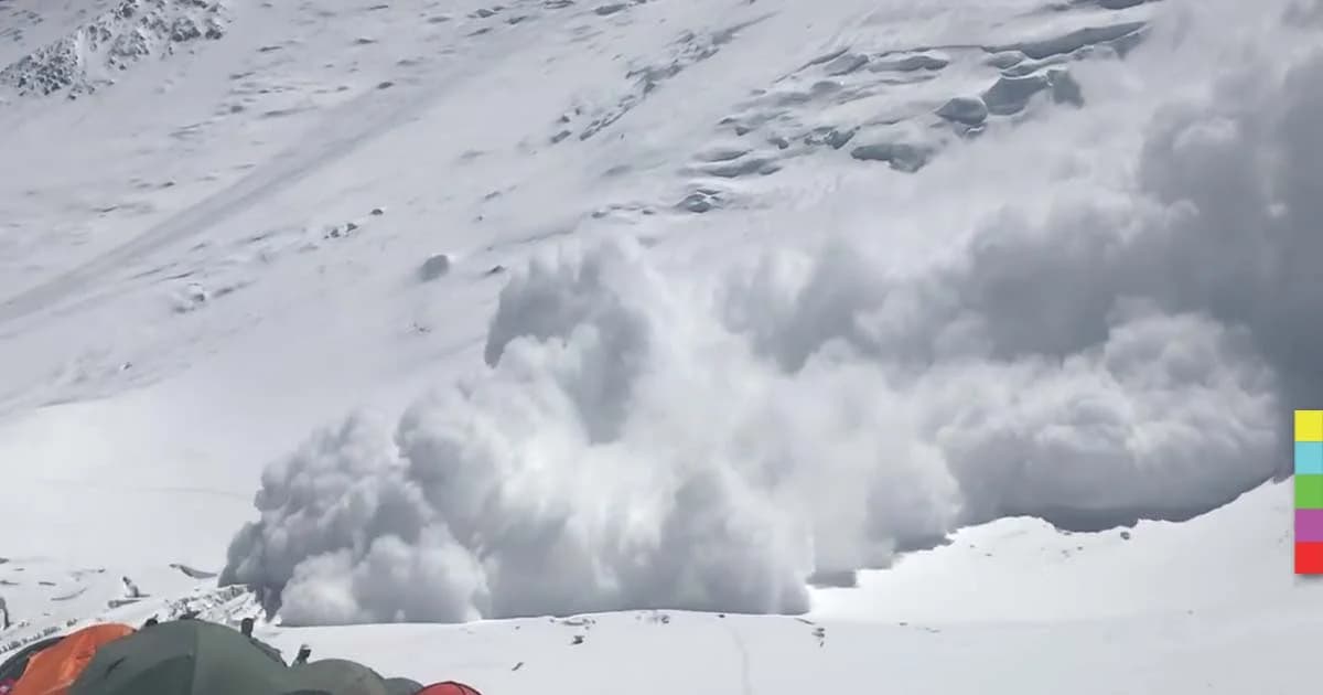 เห็นกันจะจะ ! หิมะถล่มบนยอดเขาเลนิน วิ่งหนีตายวุ่น