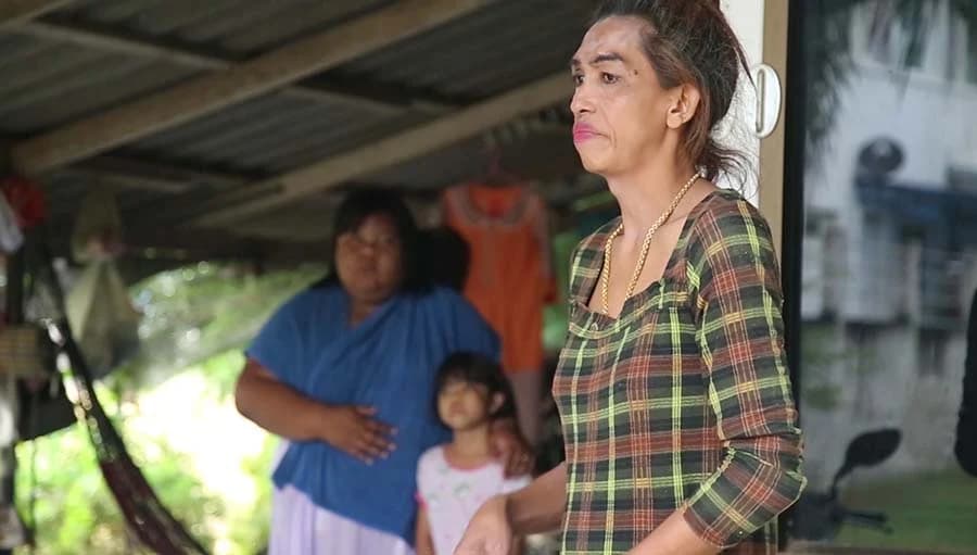 เผ่นแน่บ ! สาวประเภท 2 ทิ้งรถ วิ่งลุยโคลนหนีตาย ซบบ้านคนอื่น