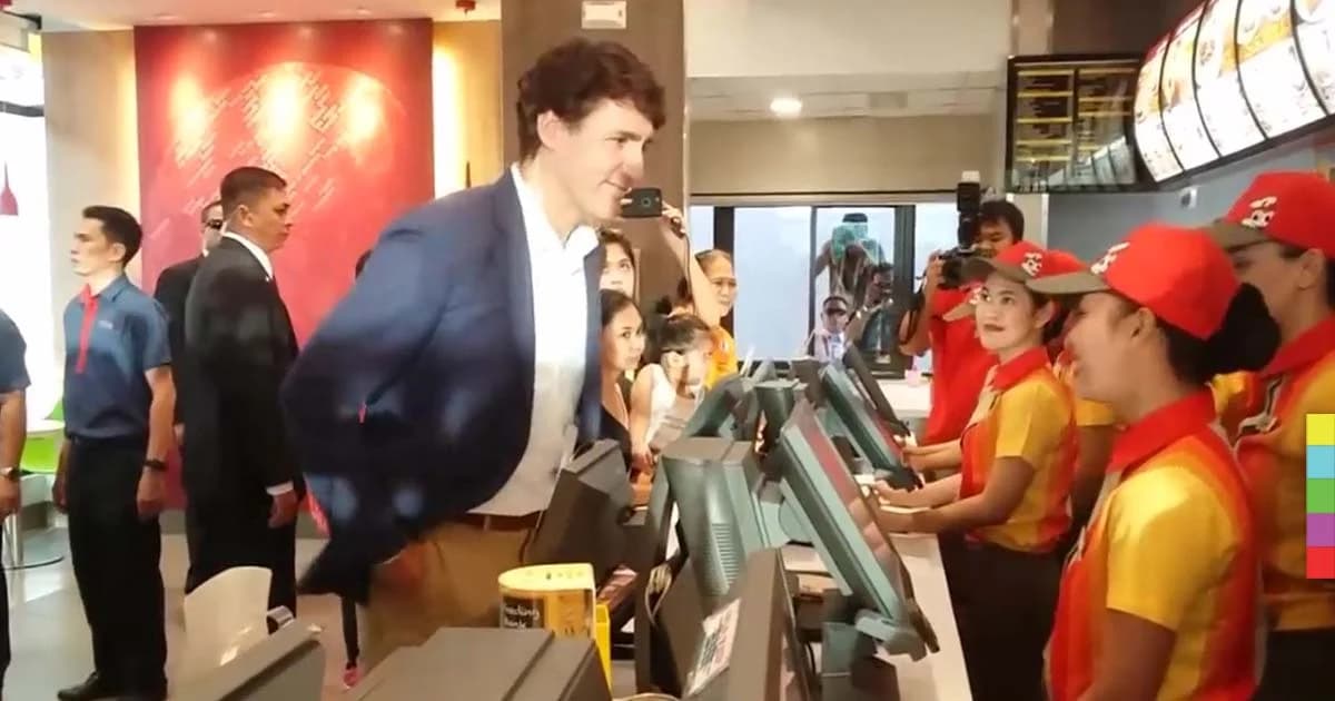 นายกฯ ทรูโด ซื้อไก่ทอดในร้านฟาสต์ฟู้ดอย่างเป็นกันเอง