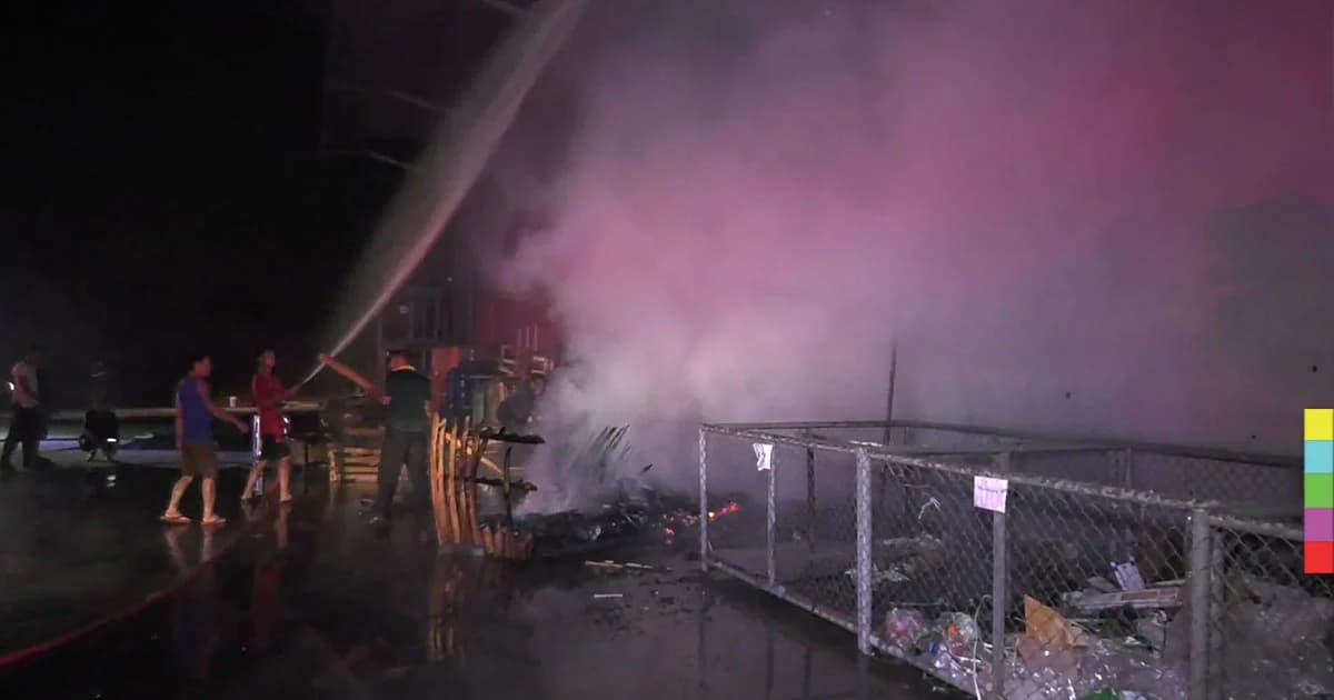 ไฟไหม้กองไม้ร้านวัสดุก่อสร้างตราด รปภ.แจ้งดับทัน