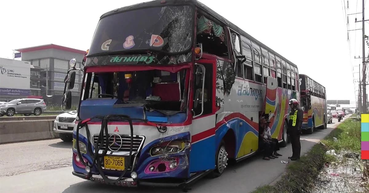 รถบัสนักเรียน “ยางระเบิด” ชนกันเอง 3 คันรวดนร.เจ็บ 11 คน