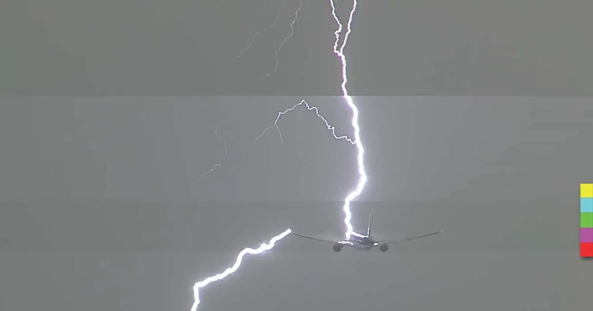 ฟ้าผ่าลงปีกเครื่องบิน แต่ไม่เป็นอะไร นักบิน – ผดส.ปลอดภัย