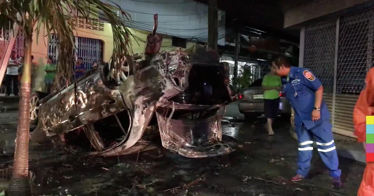 เก๋งพุ่งชนเสาไฟขาดสะบั้น คนขับหนีตาย ก่อนไฟลุกไหม้ทั้งคัน !