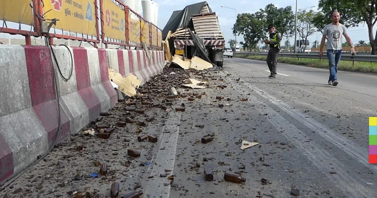 เบรกไม่อยู่ ! รถเทรลเลอร์ขนขวดชนกระบะ ทำขวดแตกเกลื่อนถนน