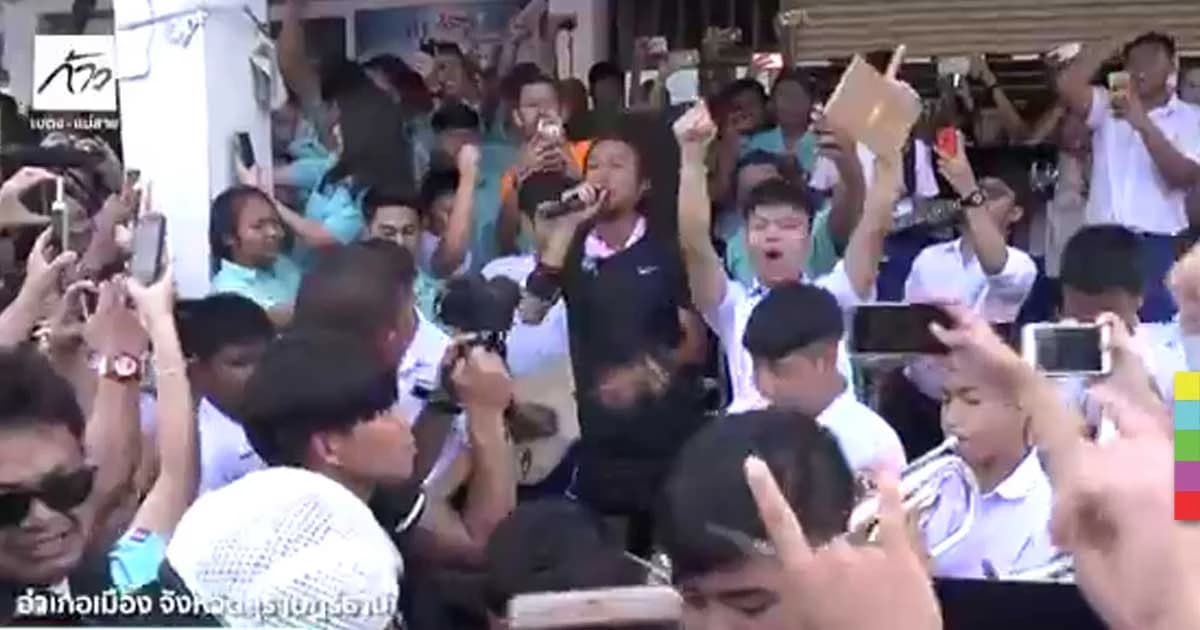 “พี่ตูน” ร่วมแจมร้องเพลงสุดมันกับกลุ่ม นร.แชมป์รายการชิงช้าสวรรค์ 2 สมัย