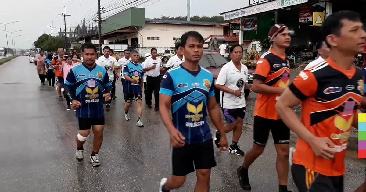 ชาวบางสะพานน้อย รวมตัววิ่งรับเงินบริจาคช่วย ‘ตูน บอดี้สแลม’