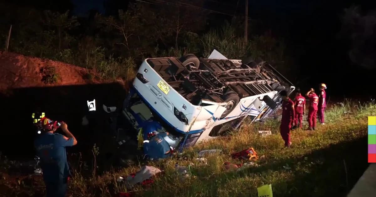 เร่งหาสาเหตุ รถทัวร์โดยสารเสียหลักตกข้างทาง