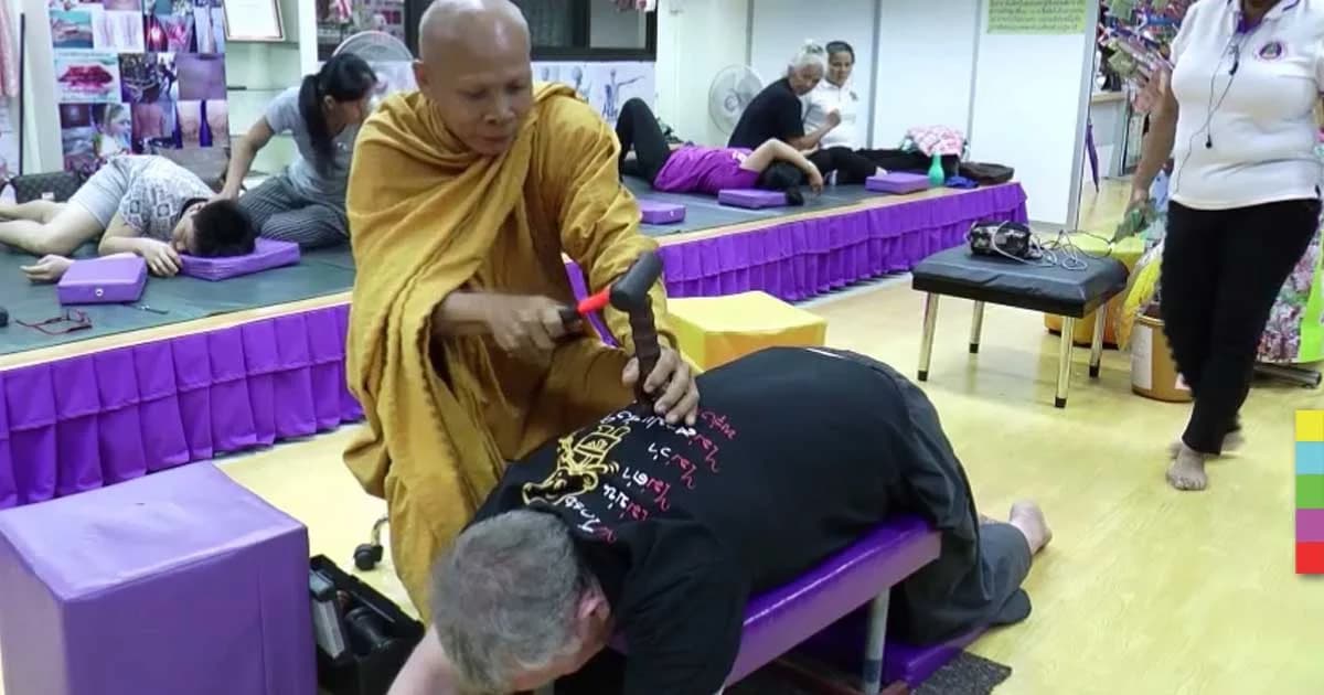 พระใช้ค้อนกับแท่งไม้ตอกหลังสาว แก้หมอนรองกระดูกทับเส้น