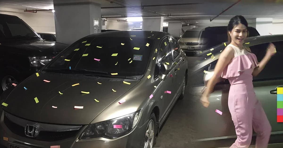 แก้เผ็ด “คนจอดขวาง-ใส่เบรกมือ” ด้วยการแปะโพสต์อิท