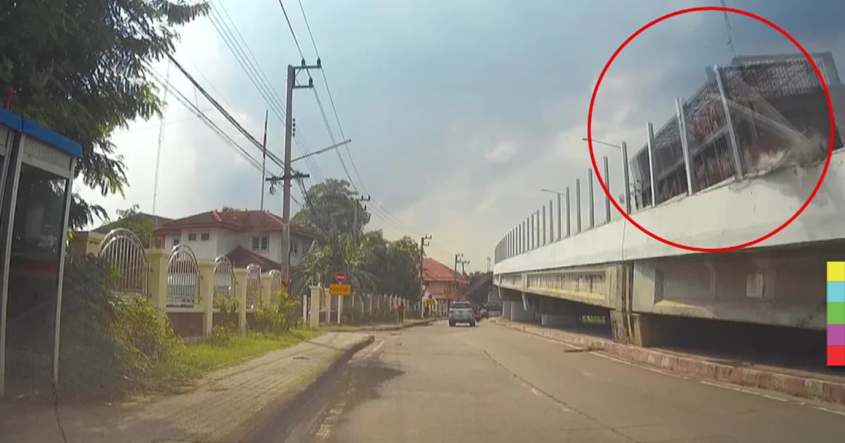 หวิดทับรถ! รถบรรทุก ชนราวสะพานร่วง