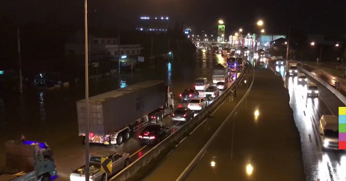 น้ำท่วมเพชรบุรียังน่าห่วง! ถนนเพชรเกษมอ่วมจราจรติดขัด