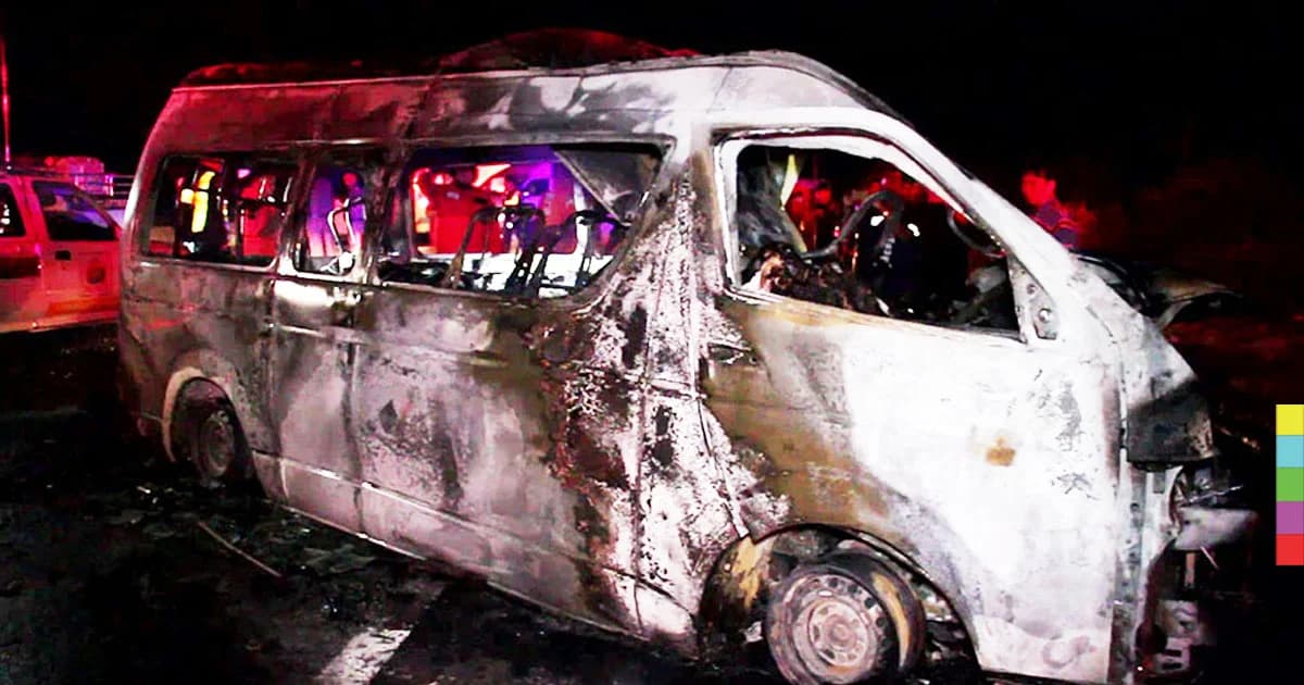 รถตู้พุ่งชนท้ายสิบล้อ ไฟลุกท่วม ตายยกคัน 14 ราย