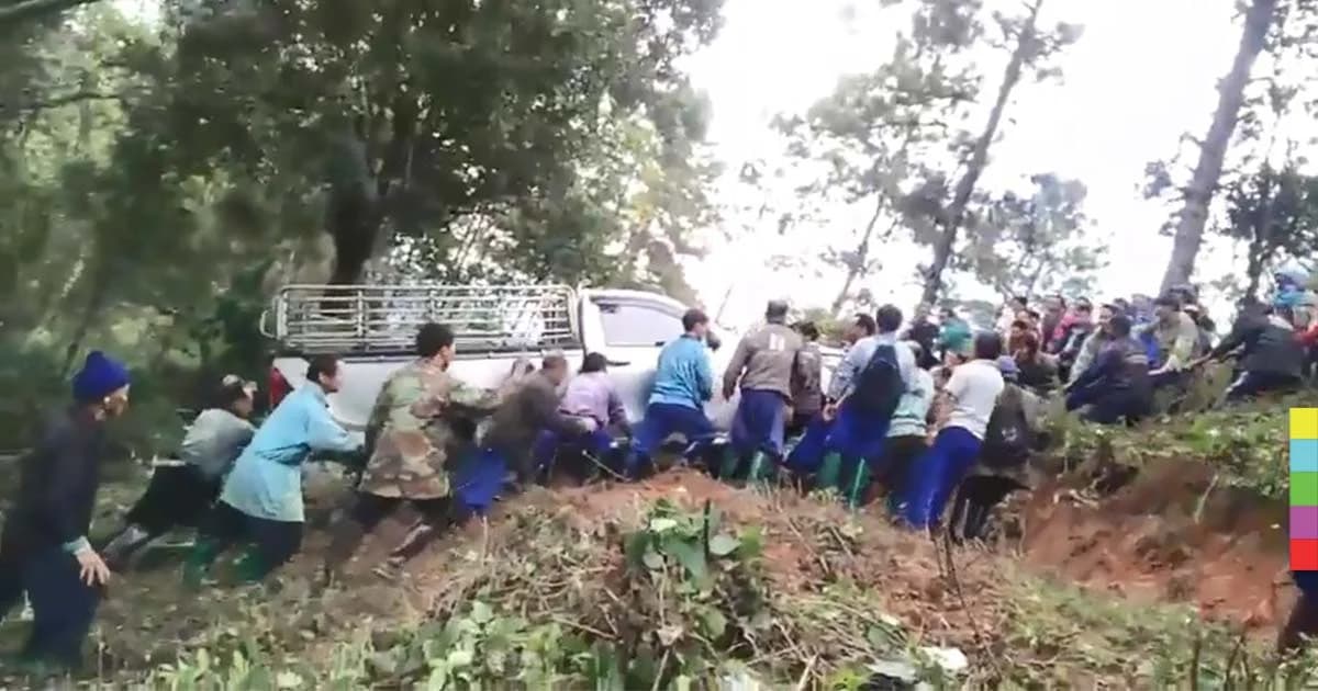 แห่แชร์คลิป “ชาวม้ง” รวมพลังฉุดรถกระบะขึ้นจากเหว