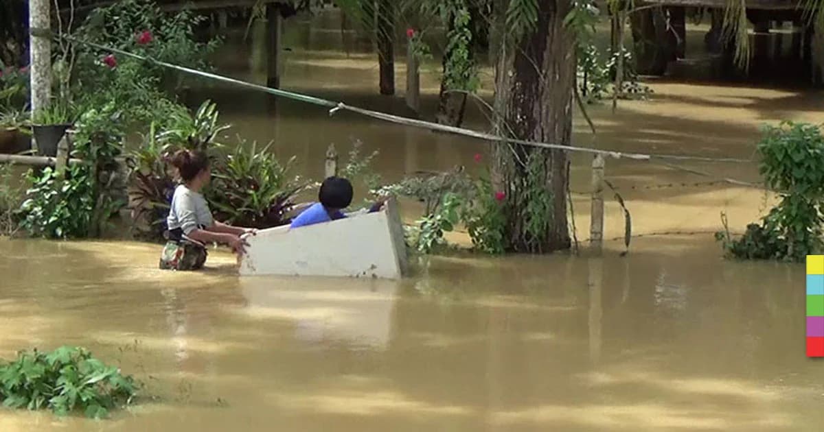 น้ำท่วมตรัง ชาวบ้านไม่เรือ ใช้ตู้เย็นเก่าบรรทุก รับ-ส่งลูก