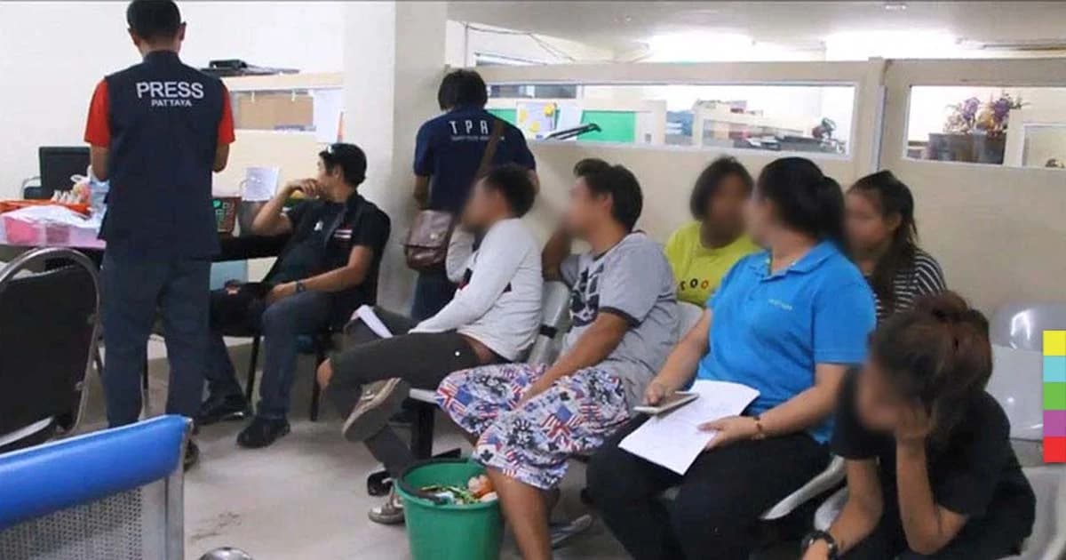 จนท.บางละมุง ลุยจับการละเล่นแอบแฝงพนัน กลางตลาดงานวัด