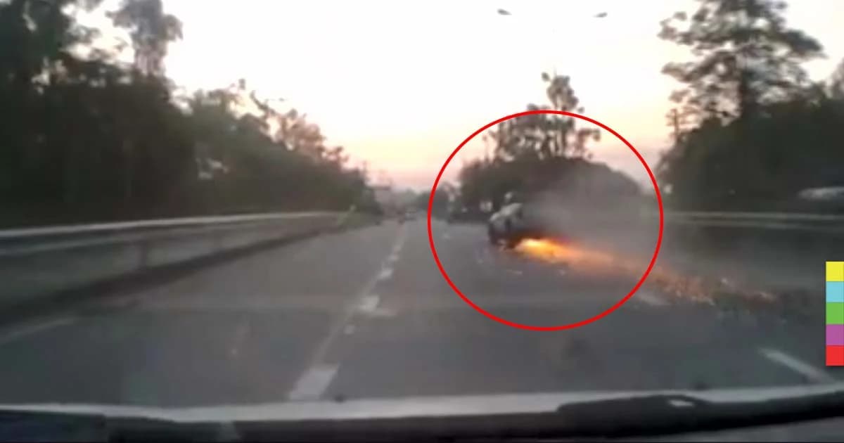 นาทีหวาดเสียว ! รถกระบะเพลาหลุด ครูดเกาะกลางไฟแลบ