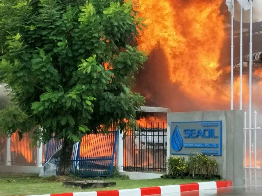 รถน้ำมันระเบิดอย่างรุนแรงที่ชลบุรี ขณะกำลังโหลดน้ำมันขึ้นรถกว่า 4 หมื่นลิตร