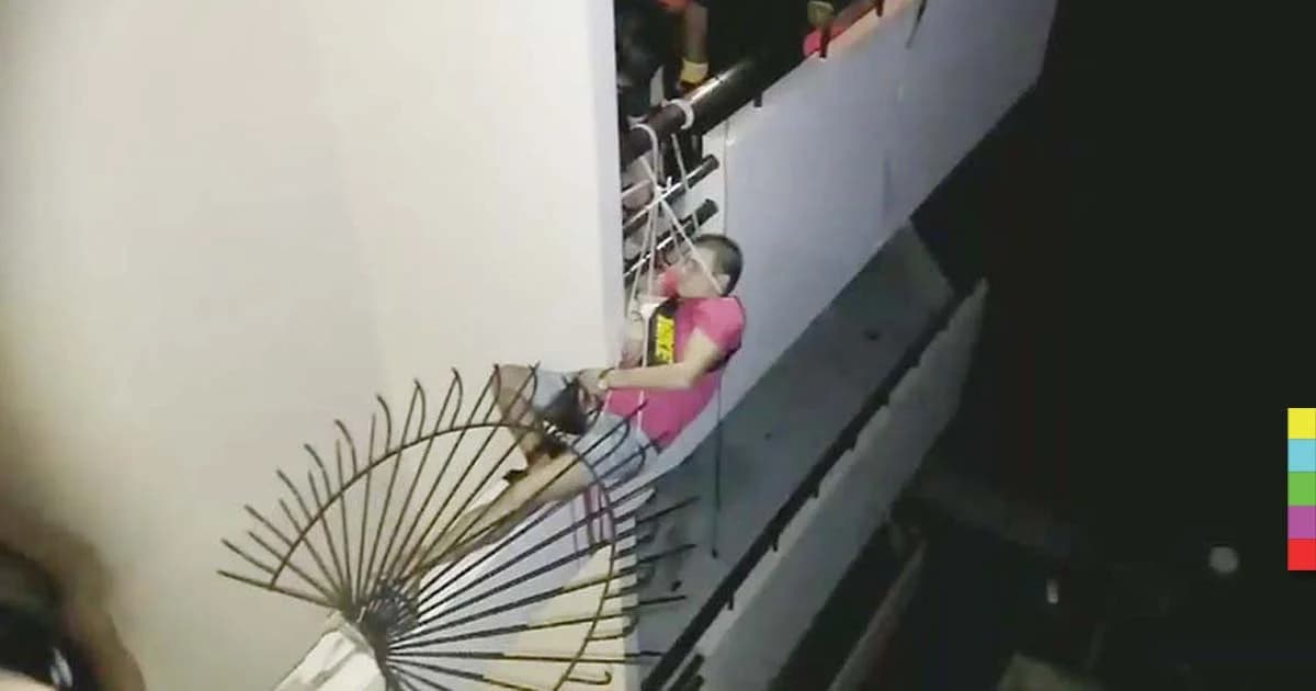 หนุ่มรัสเซียปีนข้ามห้องคอนโด พลาดตก ถูกเหล็กเสียบสาหัส