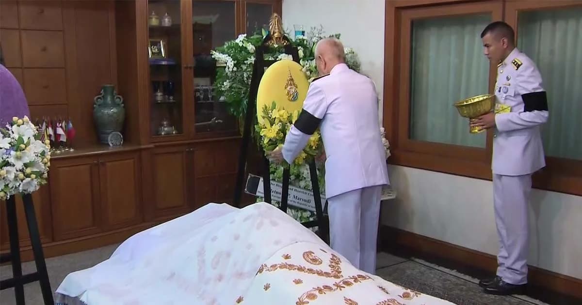 ร.10 พระราชทานดิน-พวงมาลา วางหน้าศพ ดร.สุรินทร์ พิศสุวรรณ