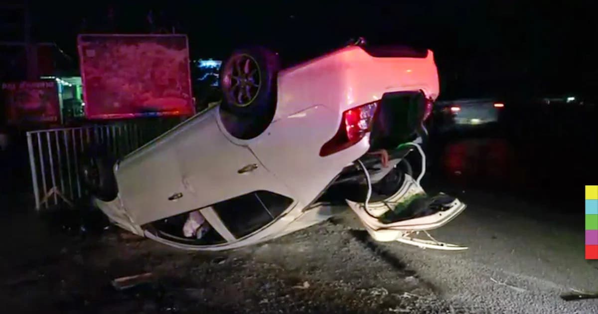 เก๋งเสียหลักชนเสาไฟ พลิกคว่ำยับ คนขับหาย !