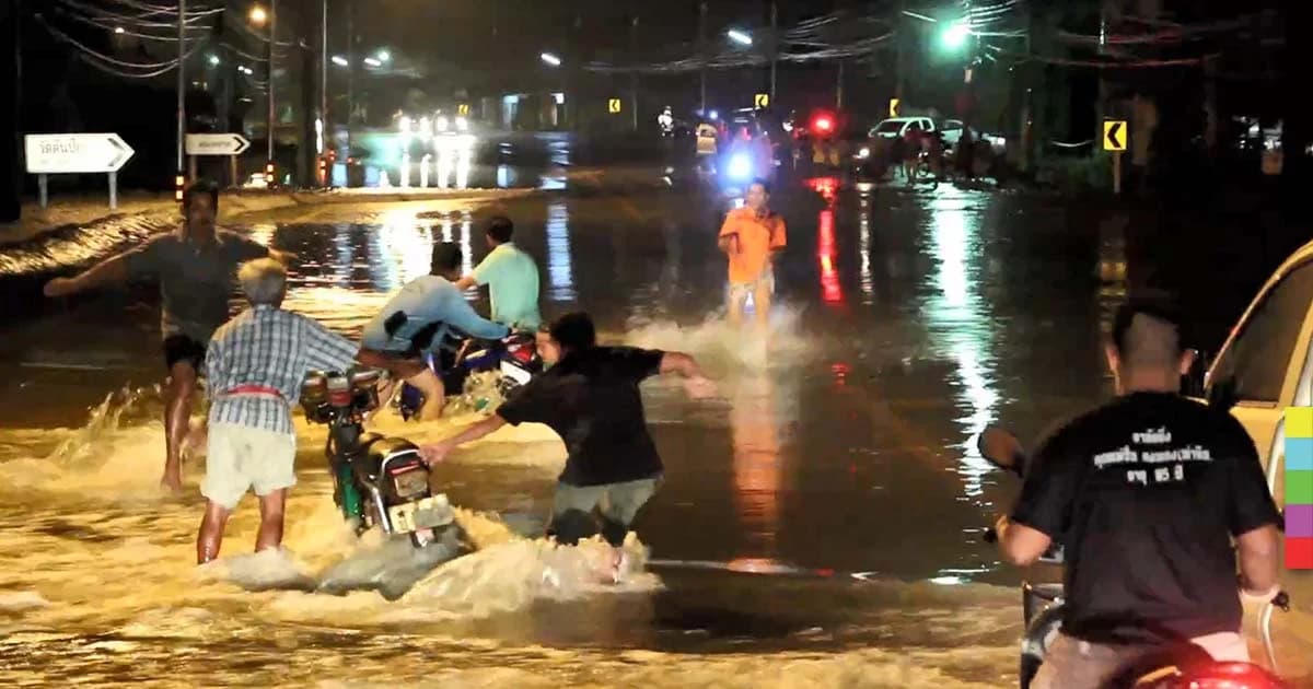 วินาทีรถ จยย.ฝ่าน้ำท่วม เกือบโดนน้ำซัด โชคดี จนท.ช่วยทัน