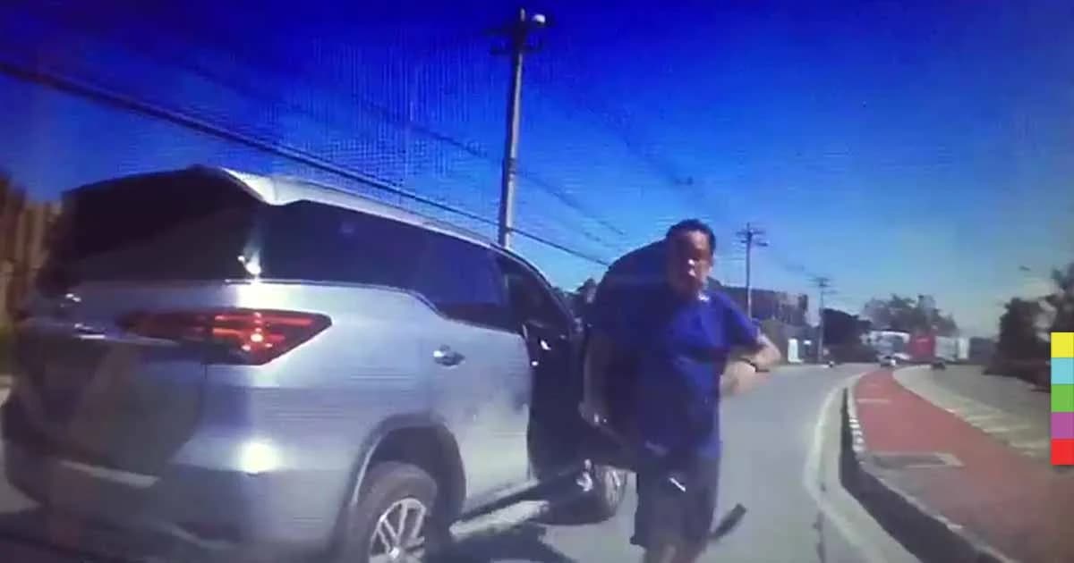 อารมณ์ร้อน!! ลุงใช้ไม้กอล์ฟฟาดรถคู่กรณี ที่มีเด็กนั่งมาด้วย