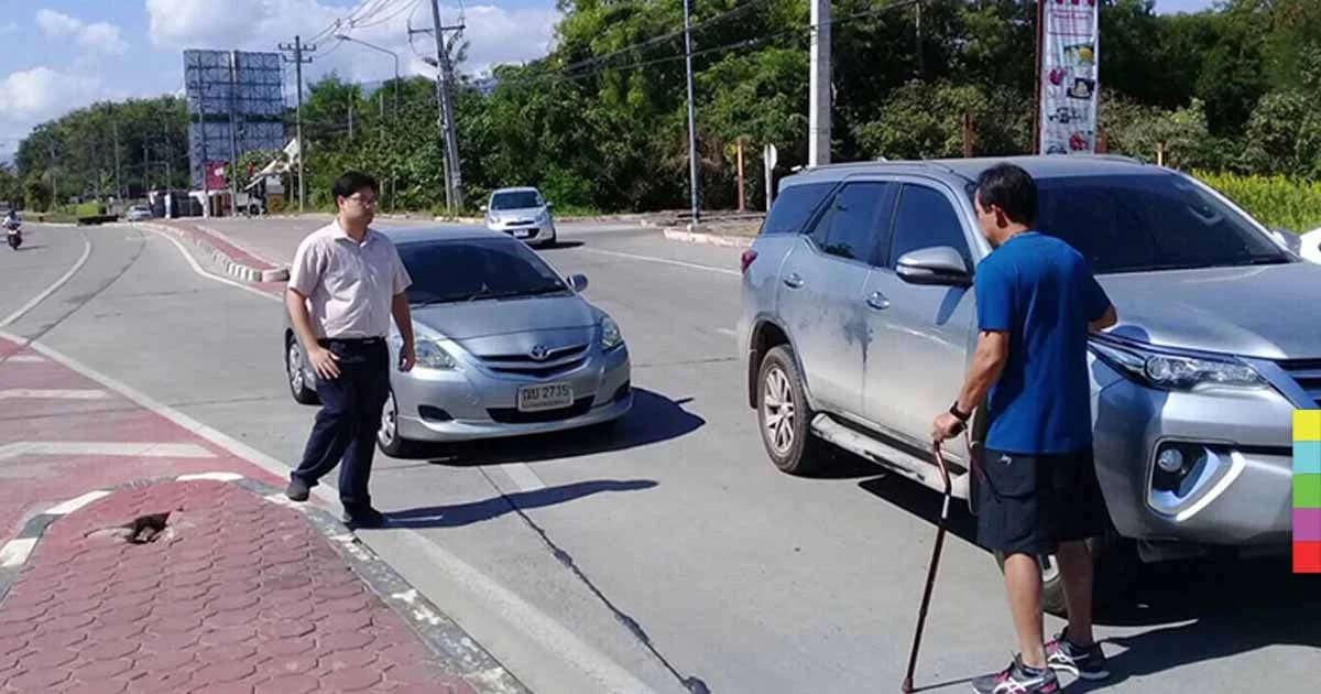 ควบคุมตัวเองไม่ได้! ลุงหัวร้อนทุบกระจกรถ ขอโทษคู่กรณี เส้นเลือดสมองแตก