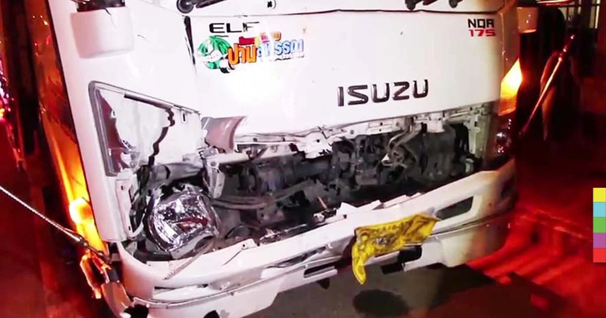 หกล้อชนสนั่น บิ๊กไบค์พังยับกลางสี่แยก