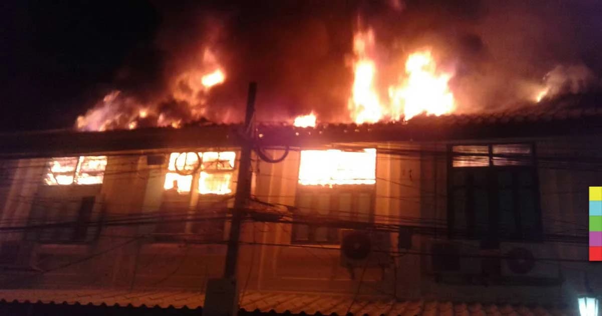 หนีโกลาหล! ไฟไหม้ชุมชนเก่าแพร่งนรา วอด 13 หลัง