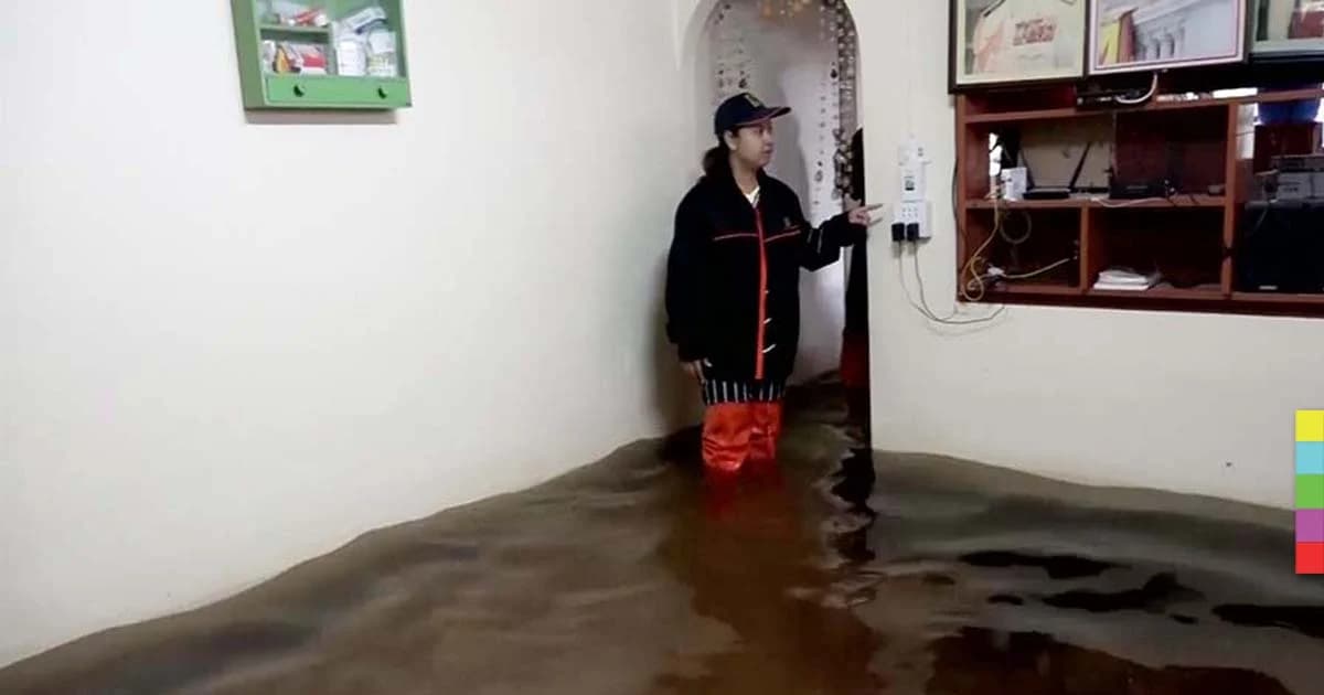 ร้องสื่อน้ำท่วมบ้านนับเดือน จนเน่าเหม็น ไร้หน่วยงานช่วยเหลือ