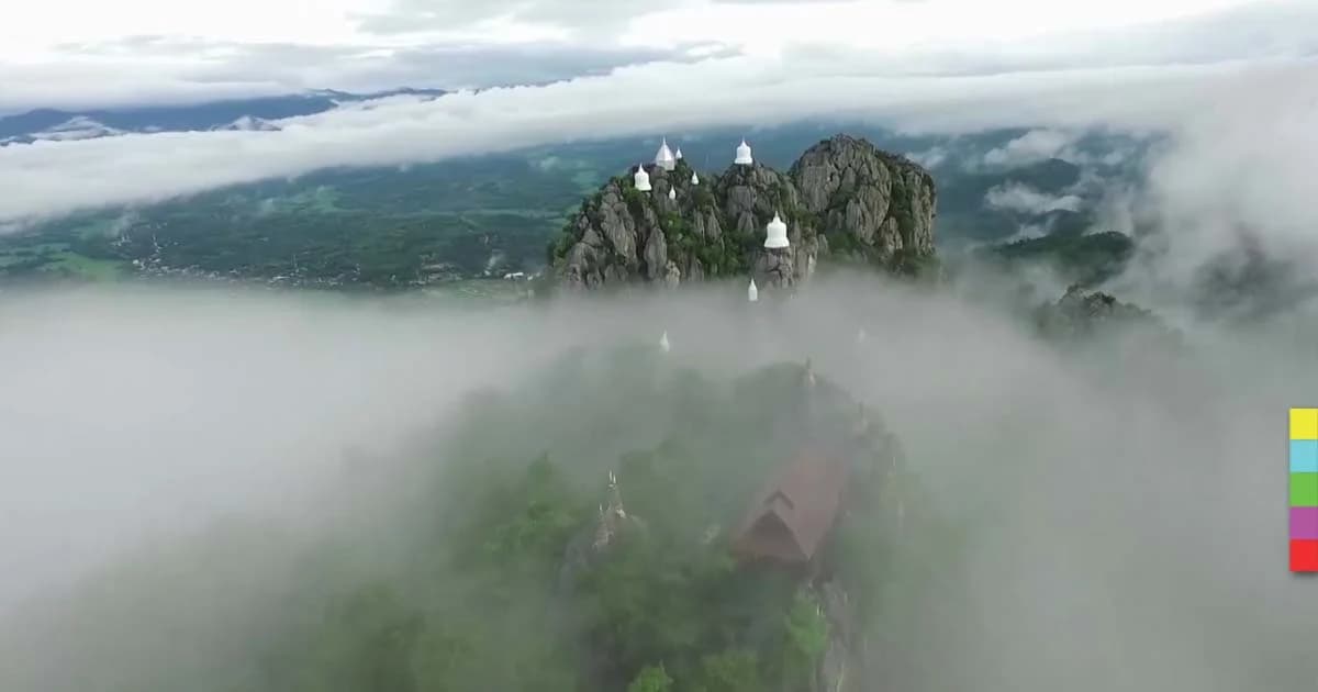 นักท่องเที่ยวเดินบันได 300 ขั้น แห่ชมทะเลหมอกวัดเจดีย์ลอยฟ้าลำปาง