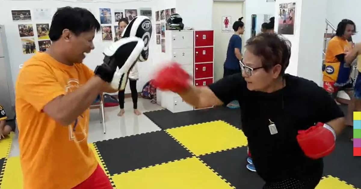 “ตี๋อำมหิต” สอนมวยไทยฟรีที่สุโขทัย สาวๆ แห่เรียนใช้ป้องกันตัว