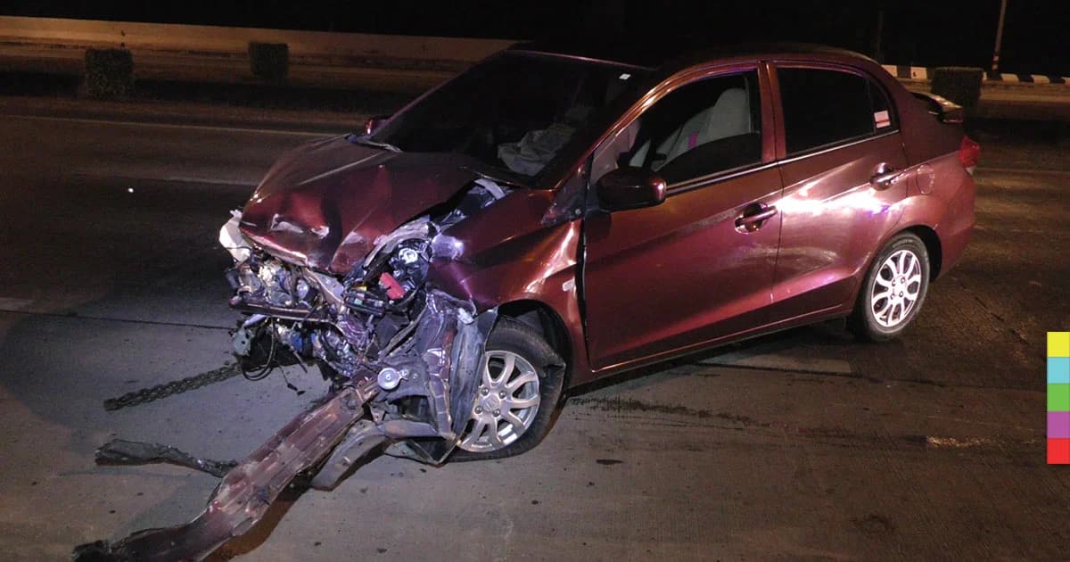 ถนนลื่น ! เก๋งแหกโค้งเสยแผงกั้นทาง คนขับแค่ถลอก