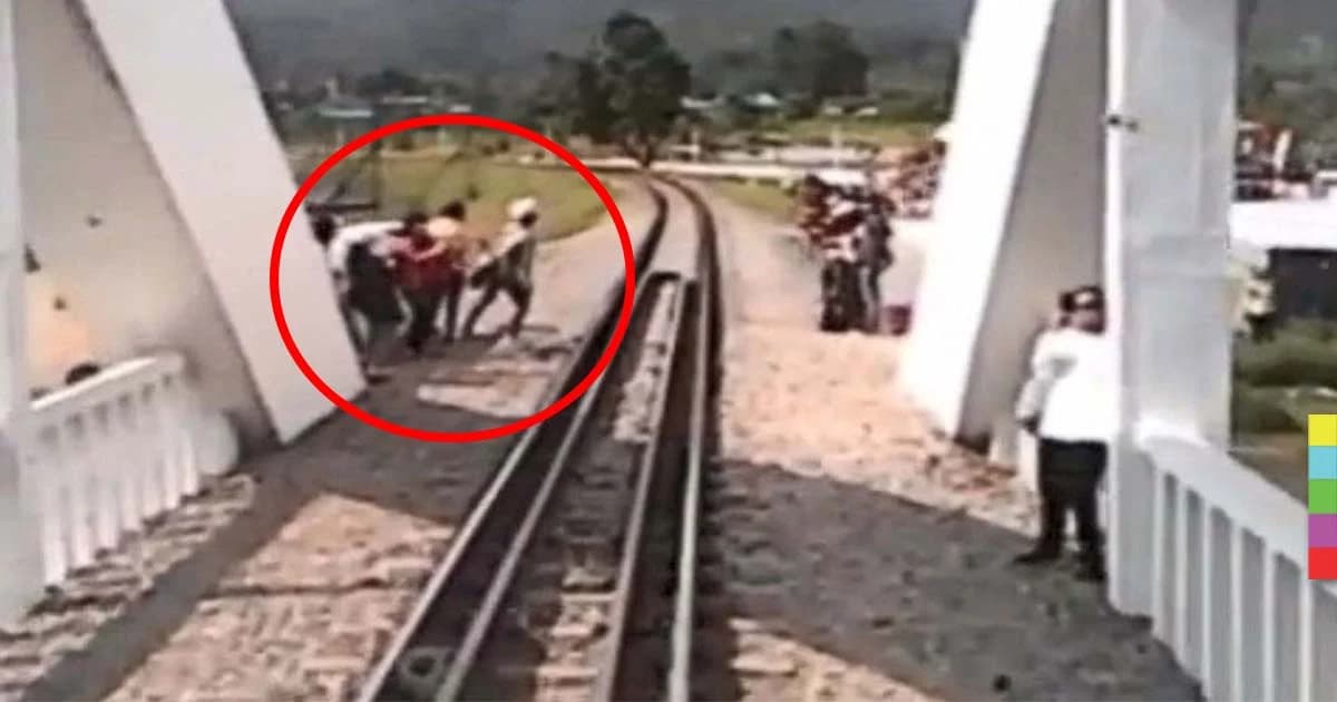 วิจารณ์ยับ ! คลิป นทท.ยืนถ่ายรูปขวางรถไฟ ขณะกำลังแล่นผ่าน