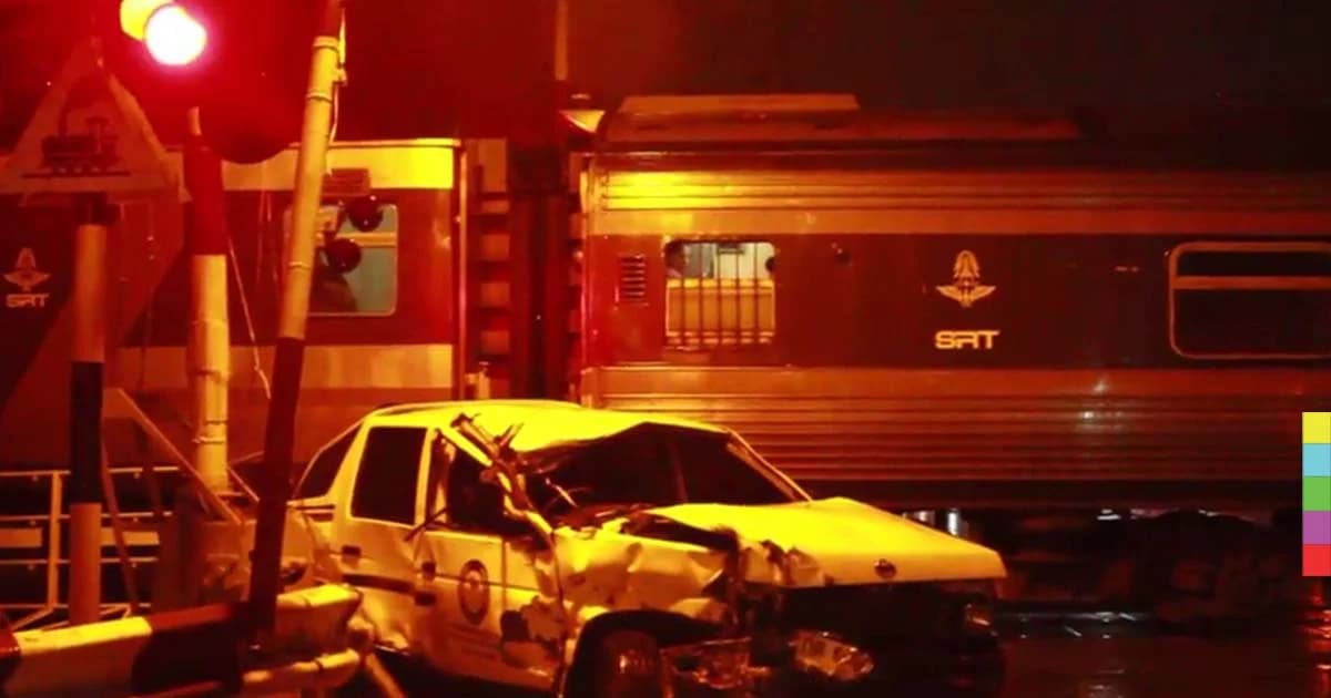 หนุ่ม กฟภ. ขับปิกอัพฝ่าแผงกั้นพุ่งชนรถไฟเจ็บสาหัส