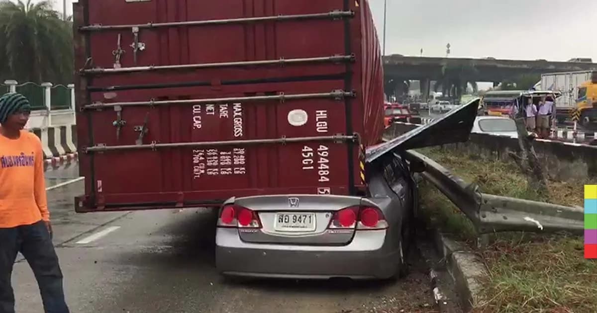 ตัวล็อคหัก ! ตู้คอนเทนเนอร์หล่นทับเก๋งทั้งคันกลางถนน นนทบุรี คนขับบาดเจ็บ