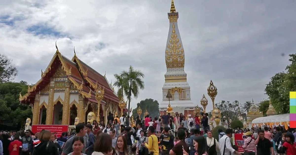 วัดพระธาตุพนมคึกคัก ปชช.แห่ทำบุญส่งท้ายปี เตรียมสวดมนต์ข้ามปีเสริมบุญ