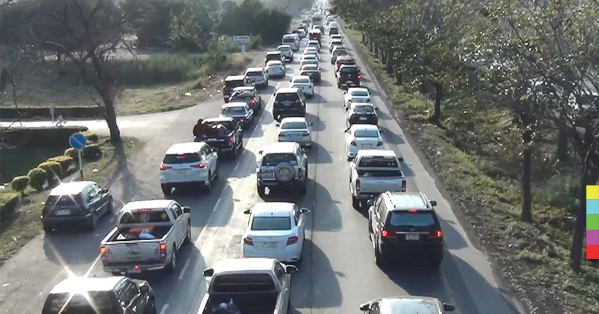 คนกลับกรุงฯ ถนนสาย 304 ผ่านเมืองแปดริ้วจราจรคับคั่ง