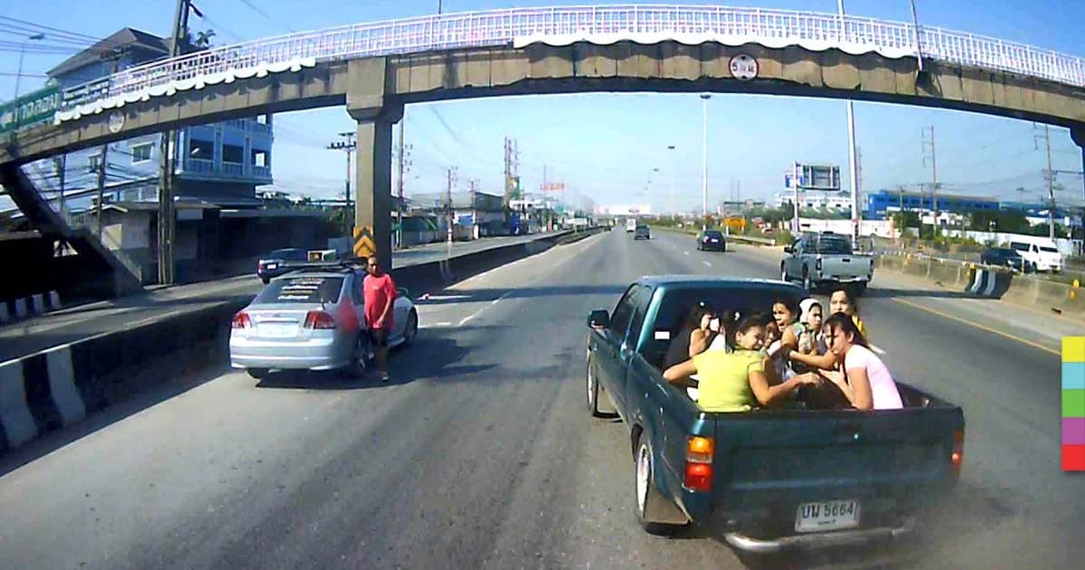 สาวแรงงานต่างด้าว นั่งท้ายกระบะยางบึ้ม เสียชีวิตแล้ว