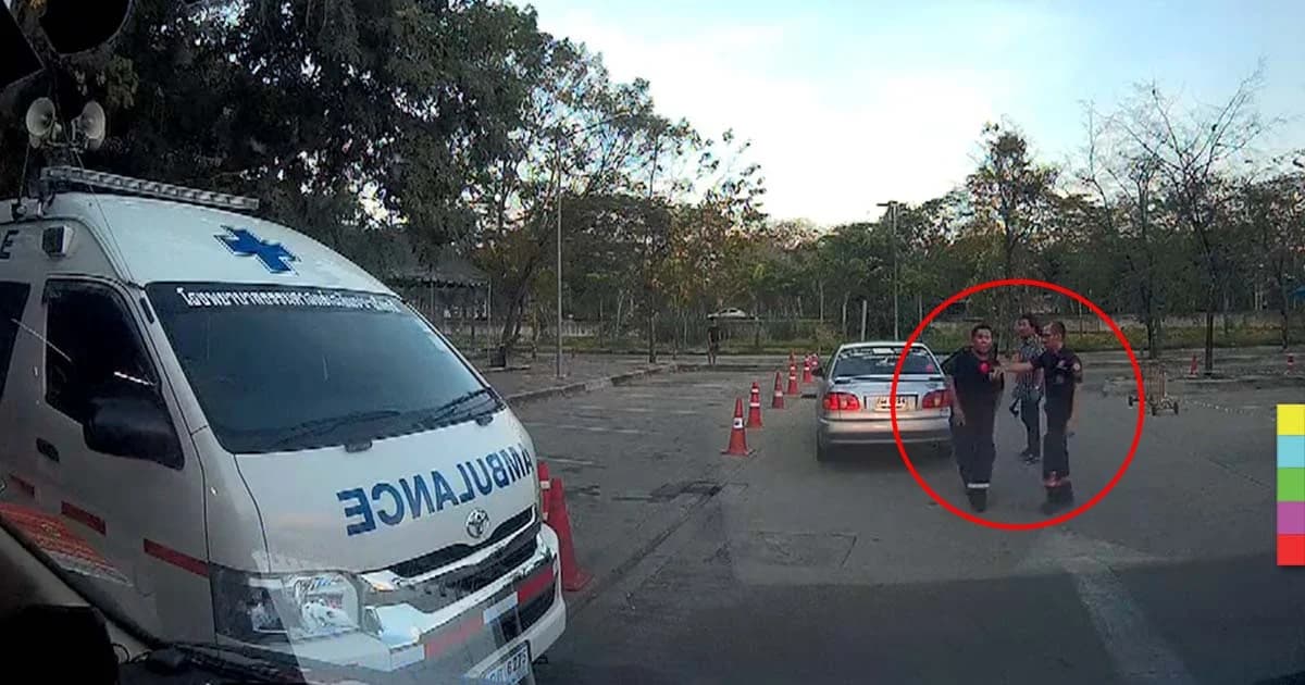 หนุ่มใหญ่กร่าง ขับเก๋งขวางรถฉุกเฉิน แถมคว้าขวานจะทำร้าย