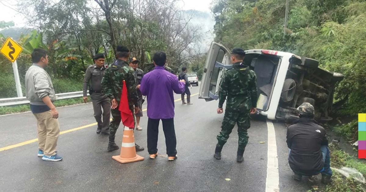 เกิดเหตุซ้ำ ! รถตู้พลิกคว่ำ ขณะลงดอยอ่างขาง นทท.เจ็บ 8 ราย